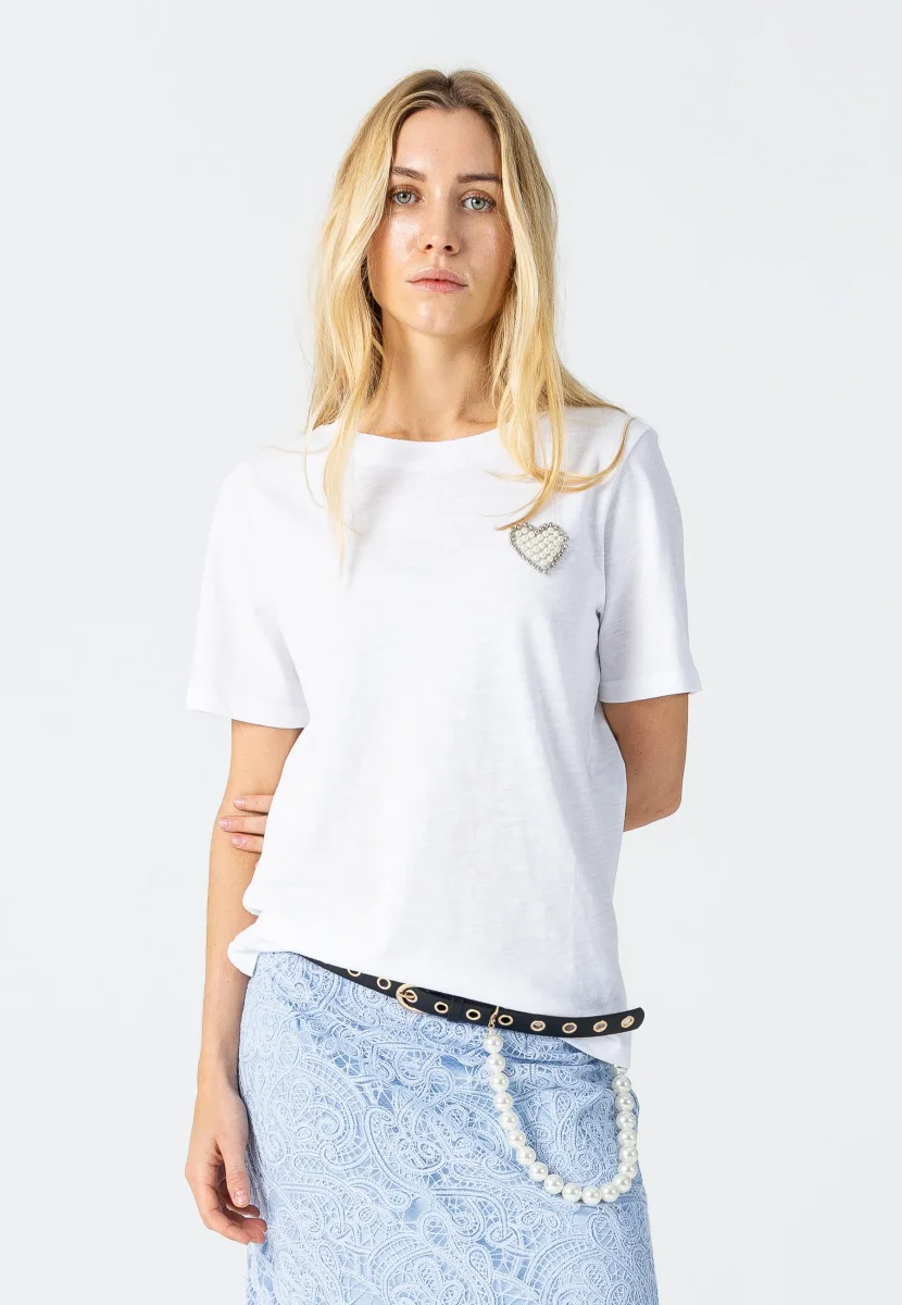 T-shirt med pärlhjärta patch - Mitärm - White - Bild 2